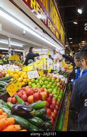 Il mercato centrale di Adelaide - people shopping per frutta e verdura in piscina il Mercato Centrale di Adelaide Australia Foto Stock