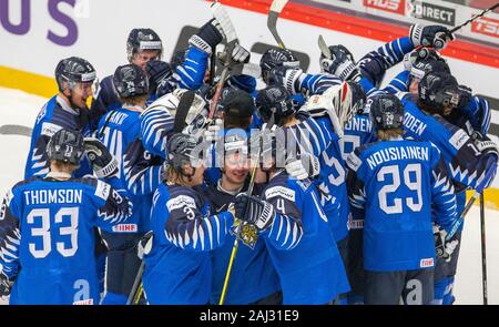 Trinec, Repubblica Ceca. 02Jan, 2020. I giocatori finlandesi celebrare la vittoria nel 2020 IIHF mondo junior di Hockey su ghiaccio campionati quarterfinal match tra gli Stati Uniti e la Finlandia in Trinec, nella Repubblica Ceca il 2 gennaio 2020. Credito: Vladimir Prycek/CTK foto/Alamy Live News Foto Stock