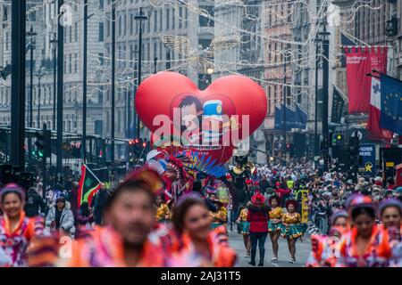 Alcuni dei palloncini giganti - London Capodanno Parade segna l inizio del nuovo anno, 2020. Foto Stock