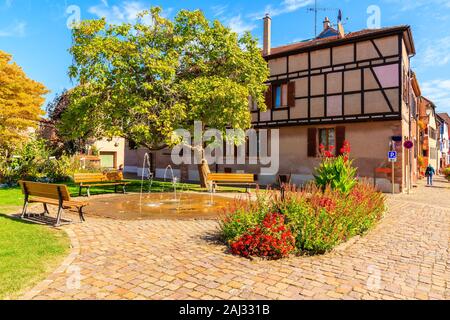 Bella piccola piazza nella città di Bergheim, Alsazia strada del vino, Francia Foto Stock