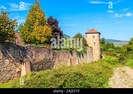 Bella torre della città di Bergheim mura di fortificazione, Alsazia strada del vino, Francia Foto Stock