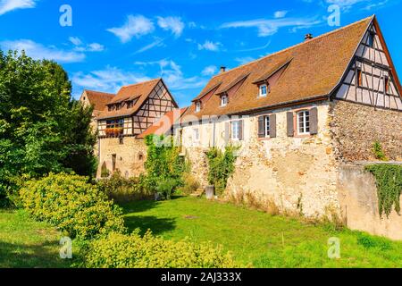 Bella tradizionali case costruite con pietre nel villaggio di Bergheim, Alsazia strada del vino, Francia Foto Stock