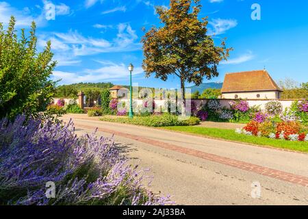 Strada lungo il cimitero con piccola cappella nel villaggio di Bergheim, Alsazia strada del vino, Francia Foto Stock