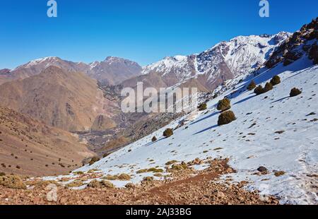 Vista sul Jebel Toubkal nell'Alto Atlante, il picco più alto in Nord Africa e mondo arabo del Marocco Foto Stock