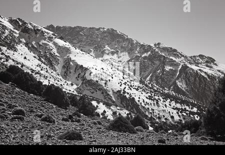 Vista sul Jebel Toubkal nell'Alto Atlante, il picco più alto in Nord Africa e mondo arabo del Marocco, in bianco e nero Foto Stock