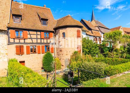 Bella tradizionali case costruite con pietre nel villaggio di Bergheim, Alsazia strada del vino, Francia Foto Stock