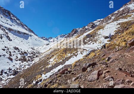 Vista sul Jebel Toubkal nell'Alto Atlante, il picco più alto in Nord Africa e mondo arabo del Marocco Foto Stock