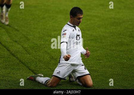 Swansea, Regno Unito. 02Jan, 2020. Yan Dhanda di Swansea City celebra dopo segna i suoi team obiettivo 1a. EFL Skybet partita in campionato, Swansea City v Charlton Athletic al Liberty Stadium di Swansea, Galles del Sud giovedì 2 gennaio 2020. Questa immagine può essere utilizzata solo per scopi editoriali. Solo uso editoriale, è richiesta una licenza per uso commerciale. Nessun uso in scommesse, giochi o un singolo giocatore/club/league pubblicazioni. pic da Andrew Orchard/Andrew Orchard fotografia sportiva/Alamy Live news Foto Stock