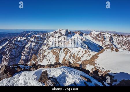 Vista sul Jebel Toubkal nell'Alto Atlante, il picco più alto in Nord Africa e mondo arabo del Marocco Foto Stock