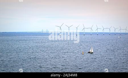 Le turbine eoliche di Lillgrund Wind Farm - si trova a circa 10 km al largo della costa della Svezia meridionale a sud del Ponte di Öresund che connettono a Copenaghen e Malmö Foto Stock