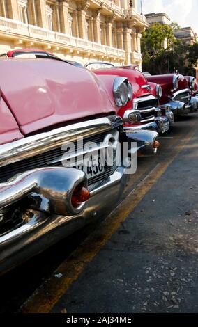 Automobili tradizionali presso la piazza centrale Parque Central a l'Avana, Cuba Foto Stock