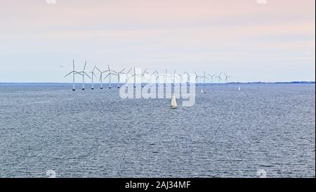 Le turbine eoliche di Lillgrund Wind Farm - si trova a circa 10 km al largo della costa della Svezia meridionale a sud del Ponte di Öresund che connettono a Copenaghen e Malmö Foto Stock