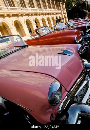 Automobili tradizionali presso la piazza centrale Parque Central a l'Avana, Cuba Foto Stock