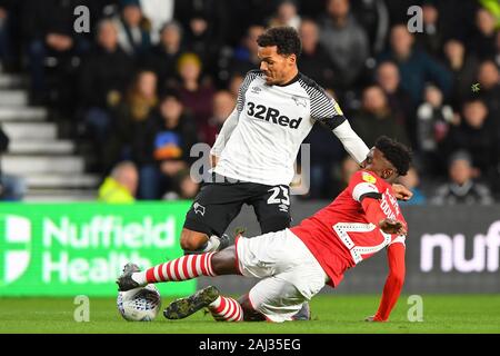 Derby, Derbyshire, Regno Unito;. Il 2 gennaio 2020. DERBY, Inghilterra - Gennaio 2ND Oduor Clarke (22) di Barnsley affronta Duane Holmes (23) del Derby County durante il cielo di scommessa match del campionato tra Derby County e Barnsley al Pride Park, Derby giovedì 2 gennaio 2020. (Credit: Jon Hobley | MI News) La fotografia può essere utilizzata solo per il giornale e/o rivista scopi editoriali, è richiesta una licenza per uso commerciale Credito: MI News & Sport /Alamy Live News Foto Stock