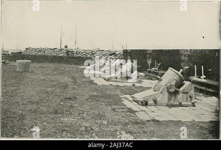 Combattimenti nelle Filippine; autentiche le fotografie originali . Signal Corps la posa di filo sul fiume a sud di Fort San Antonio durante l'avanzamento, 13 agosto 1898. Batteria di mortai in bronzo che si affaccia sul fiume Pasig. Tali pistole sono situati sui bastioni della città murata; sotto thispoint sono costruiti un numero di dungeons, questo particolare punto essendo noto come il buco nero. Foto Stock