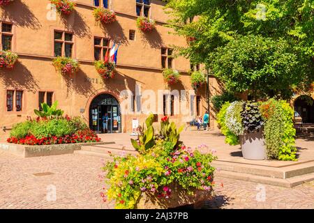 Alsazia regione vinicola, Francia - Sep 19, 2019: Piazza di Kaysersberg pittoresco villaggio che si trova sul vino Alsaziano percorso, Francia. Foto Stock