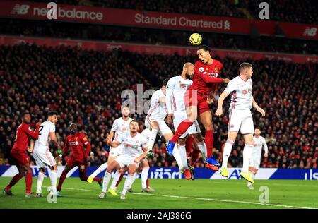 Di Liverpool Virgilio van Dijk (seconda a destra) vince una testata durante il match di Premier League ad Anfield, Liverpool. Foto Stock