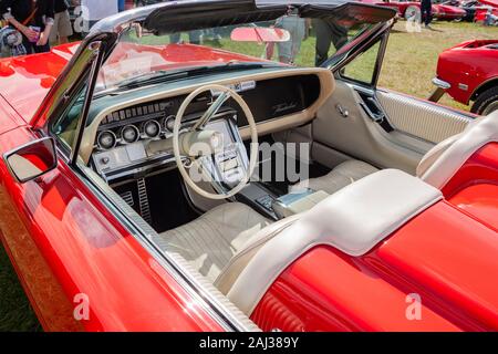 Interno del classico degli anni sessanta vintage Ford Thunderbird convertibile a stelle e strisce mostra al Tatton Park Regno Unito Foto Stock