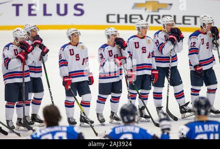 Trinec, Repubblica Ceca. 02Jan, 2020. Sconsolato giocatori US line up dopo aver perso la IIHF 2020 Mondo Junior di Hockey su ghiaccio campionati quarterfinal match tra gli Stati Uniti e la Finlandia in Trinec, nella Repubblica Ceca il 2 gennaio 2020. Credito: Vladimir Prycek/CTK foto/Alamy Live News Foto Stock