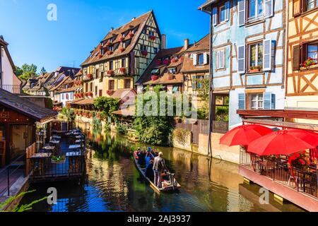 COLMAR, Francia - Sep 20, 2019: barca con i turisti su La fiume Lauch canal nella famosa parte del paese con il nome di Little Venice, Francia. Foto Stock