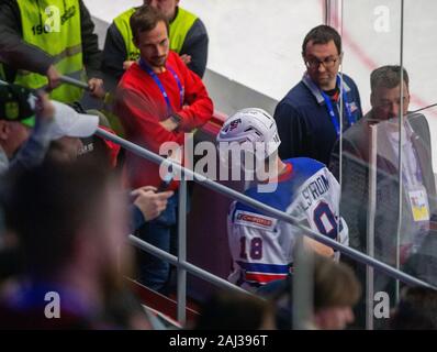 Trinec, Repubblica Ceca. 02Jan, 2020. Escluso Oliver Wahlstrom (USA) lascia il passo durante il 2020 IIHF mondo junior di Hockey su ghiaccio campionati quarterfinal match tra gli Stati Uniti e la Finlandia in Trinec, nella Repubblica Ceca il 2 gennaio 2020. Credito: Vladimir Prycek/CTK foto/Alamy Live News Foto Stock