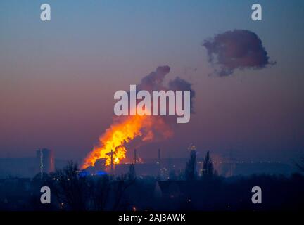 Prosper Haniel cokeria, estinzione di cloud e il bruciatore a fiamma viva di gas nella parte anteriore del dump Beckstrasse, con il tetraedro, Bottrop, Germania Foto Stock