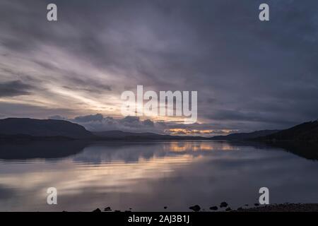 Un tranquillo tramonto in inverno su Upper Loch Torridon in Wester Ross, Highlands scozzesi, Scozia. 24 Dicembre 2019 Foto Stock