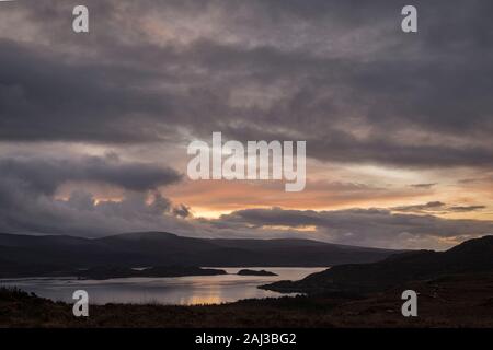 Un tranquillo tramonto in inverno su Upper Loch Torridon in Wester Ross, Highlands scozzesi, Scozia. 24 Dicembre 2019 Foto Stock