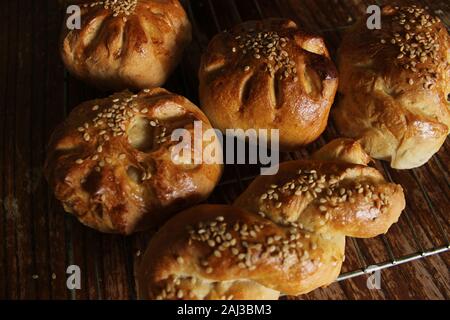 Cotto al forno, con vetri, pieghettata e tagliare del seme di sesamo focacce di pane Foto Stock