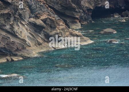 Lungo la costa selvaggia di Madeira, Portogallo Foto Stock