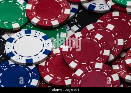 Poker chips close up sfondo. Concetto di casinò, rischio, possibilità, buona fortuna o il gioco d'azzardo. Dettaglio del chip casino Foto Stock