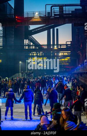 Pista di pattinaggio su ghiaccio al Zollverein cokeria, Zollverein World Heritage Site, Essen, Germania, Foto Stock