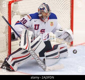 Trinec, Repubblica Ceca. 02Jan, 2020. Il portiere Spencer Knight (USA) in azione durante il 2020 IIHF mondo junior di Hockey su ghiaccio campionati quarterfinal match tra gli Stati Uniti e la Finlandia in Trinec, nella Repubblica Ceca il 2 gennaio 2020. Credito: Vladimir Prycek/CTK foto/Alamy Live News Foto Stock