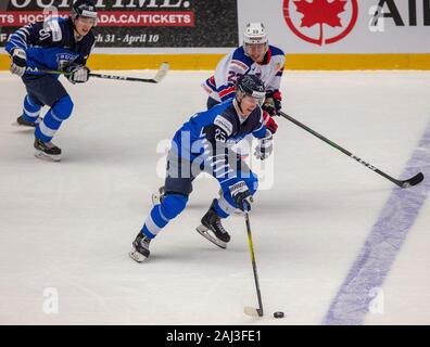 Trinec, Repubblica Ceca. 02Jan, 2020. L-R Matias Maccelli e Antti Saarela (entrambi FIN) e Bobby orlo (USA) in azione durante il 2020 IIHF mondo junior di Hockey su ghiaccio campionati quarterfinal match tra gli Stati Uniti e la Finlandia in Trinec, nella Repubblica Ceca il 2 gennaio 2020. Credito: Vladimir Prycek/CTK foto/Alamy Live News Foto Stock