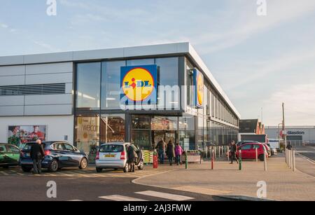 Gli amanti dello shopping in corso per la costruzione di un nuovo negozio Lidl in Poulton le Fylde Lancashire England Regno Unito i costi di vendita cuttring elementi quali bevande, cibo, abbigliamento ecc. Foto Stock
