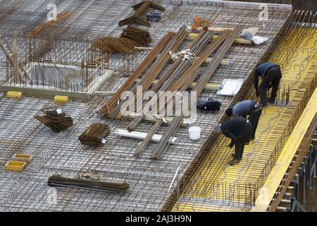 Sito in costruzione, cemento armato rebar, per un edificio a soffitto, vengono assemblati, Foto Stock