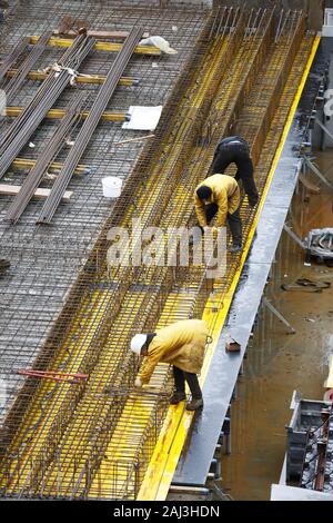 Sito in costruzione, cemento armato rebar, per un edificio a soffitto, vengono assemblati, Foto Stock