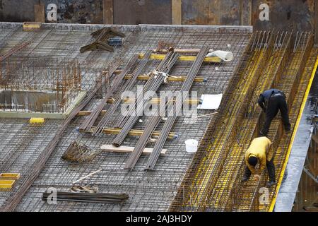 Sito in costruzione, cemento armato rebar, per un edificio a soffitto, vengono assemblati, Foto Stock
