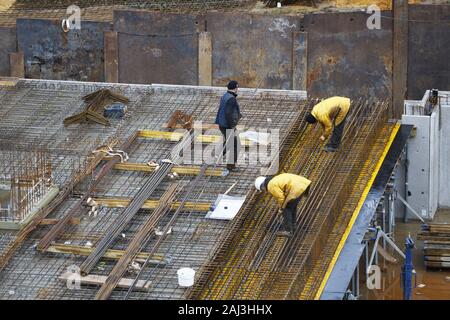 Sito in costruzione, cemento armato rebar, per un edificio a soffitto, vengono assemblati, Foto Stock