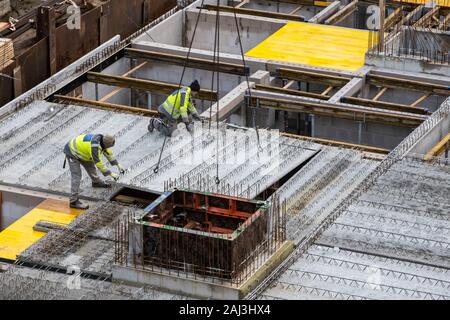 Sito in costruzione, montaggio di elemento massimali in semi-costruzione di prefabbricati, questi vengono poi riempiti di calcestruzzo gettato in opera, Foto Stock