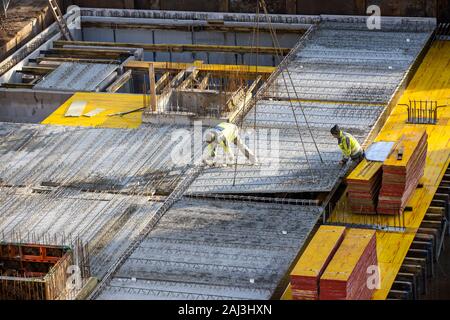 Sito in costruzione, montaggio di elemento massimali in semi-costruzione di prefabbricati, questi vengono poi riempiti di calcestruzzo gettato in opera, Foto Stock