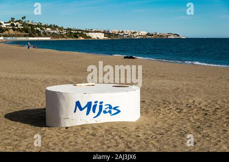 Mijas, Andalusia, Spagna - 15 dicembre 2019: rotondo rosso Coca-cola segno su una spiaggia locale bar in Mijas, Spagna. Foto Stock