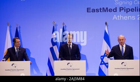 (200102) -- Atene gen. 2, 2020 (Xinhua) -- Il Presidente cipriota Nicos Anastasiades (L), il Primo Ministro greco Kyriakos Mitsotakis (C) e il Primo Ministro israeliano Benjamin Netanyahu di partecipare alla conferenza stampa dopo la firma di un accordo per la costruzione del bacino orientale del Mediterraneo (EastMed) conduttura di gas naturale, ad Atene, Grecia, a gennaio 2, 2020. La Grecia, Cipro e Israele firmato qui il giovedì l'accordo intergovernativo per la costruzione del bacino orientale del Mediterraneo conduttura di gas naturale che viene ad essere il collegamento della regione di riserve di gas per la Grecia ed il resto dell'Europa. (Xinhua Foto Stock