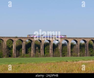 Arriva ferroviaria settentrionale classe 144 treno pacer attraversando Penistone viadotto con un Sheffield - Huddersfield treno Foto Stock