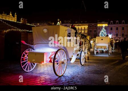 Carrozza a cavalli. Cavallo e vintage carrello porta i turisti. Il tempo di Natale, Cracovia in Polonia Foto Stock