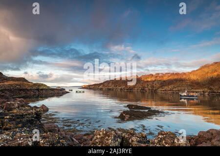 Un tranquillo inverno hdr tra parentesi la piena immagine di frame di una barca da pesca sul Loch Beag, vicino Shieldaig in Wester Ross, Scozia. 25 Dicembre 2019 Foto Stock