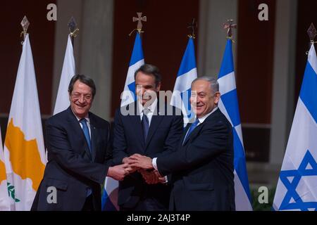 (200102) -- Atene gen. 2, 2020 (Xinhua) -- Il Presidente cipriota Nicos Anastasiades (L), il Primo Ministro greco Kyriakos Mitsotakis (C) e il Primo Ministro israeliano Benjamin Netanyahu agitare le mani prima della firma di un accordo per la costruzione del bacino orientale del Mediterraneo (EastMed) conduttura di gas naturale, ad Atene, Grecia, a gennaio 2, 2020. La Grecia, Cipro e Israele firmato qui il giovedì l'accordo intergovernativo per la costruzione del bacino orientale del Mediterraneo conduttura di gas naturale che viene ad essere il collegamento della regione di riserve di gas per la Grecia ed il resto dell'Europa. (Xinhua/Marios Lolos Foto Stock