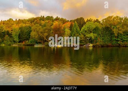 Sunrise vista del Lac Rond lago, in Sainte-Adele, Laurentian Mountains, Quebec, Canada Foto Stock