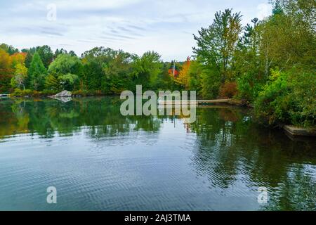 Vista del Lac Rond lago, in Sainte-Adele, Laurentian Mountains, Quebec, Canada Foto Stock