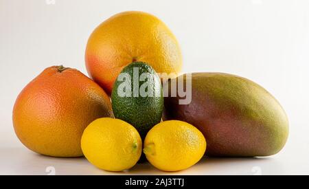 Set di sani frutti su uno sfondo bianco. Mango pompelmo limone avocado. Foto Stock